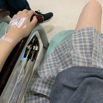 女生输液吃瓜,女生悠闲吃瓜，展现独特生活态度