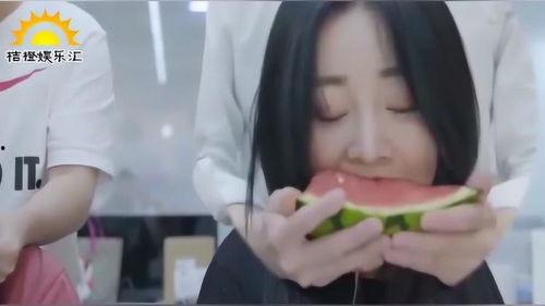 专注吃瓜的小姐姐,聚焦专注吃瓜小姐姐的趣味生活