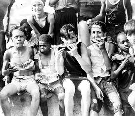 曾经吃瓜群众的动作,一场全民参与的狂欢盛宴